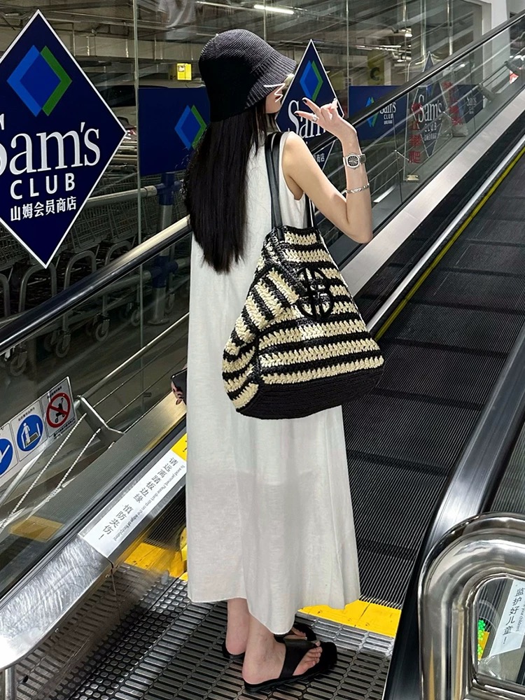海邊度假白色v領連衣裙子女夏季2025新款小眾高級感顯瘦氣質長裙