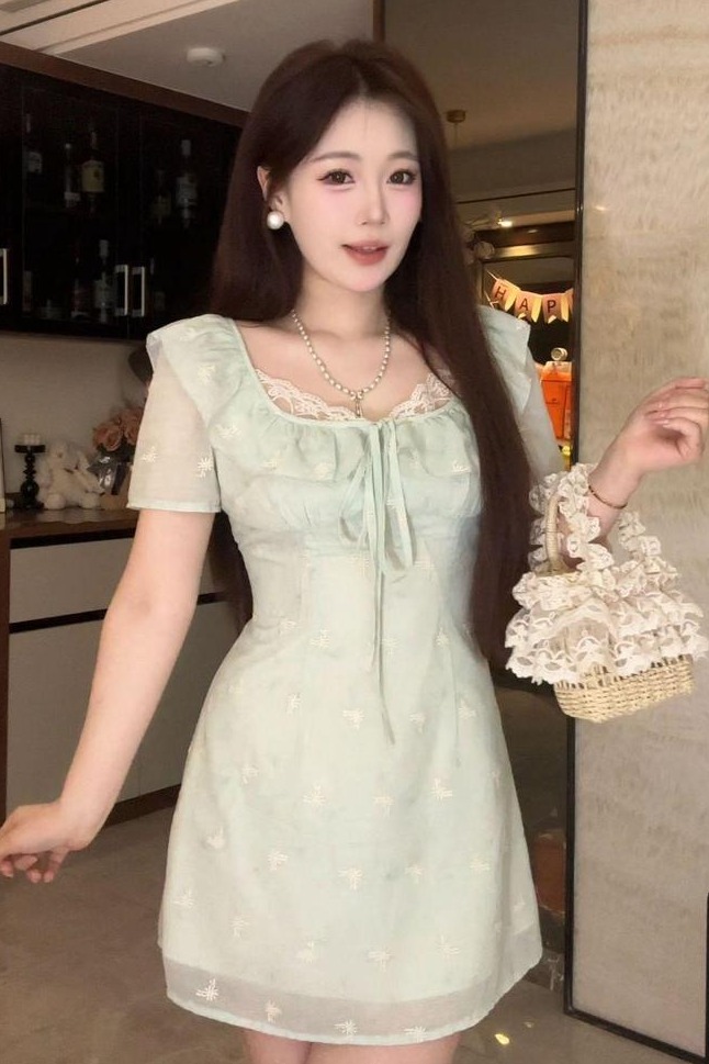 微胖mm法式溫柔蕾絲拼接繡花連衣裙女夏季顯瘦收腰裙子長裙顯瘦