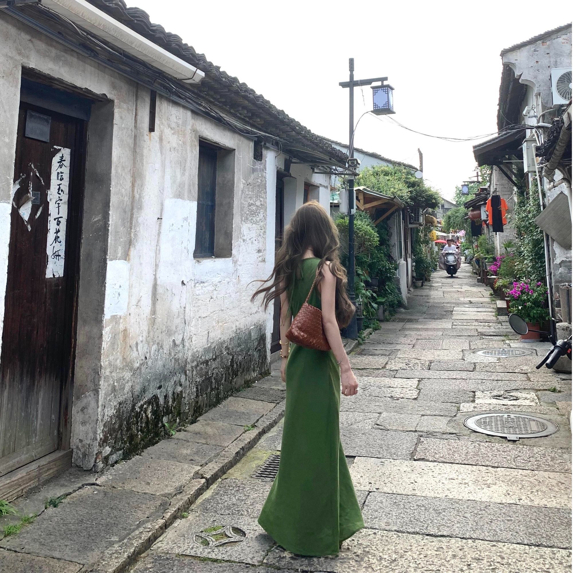 綠色連衣裙女2025夏新款高級感氣質超好看修身高個子無袖背心裙