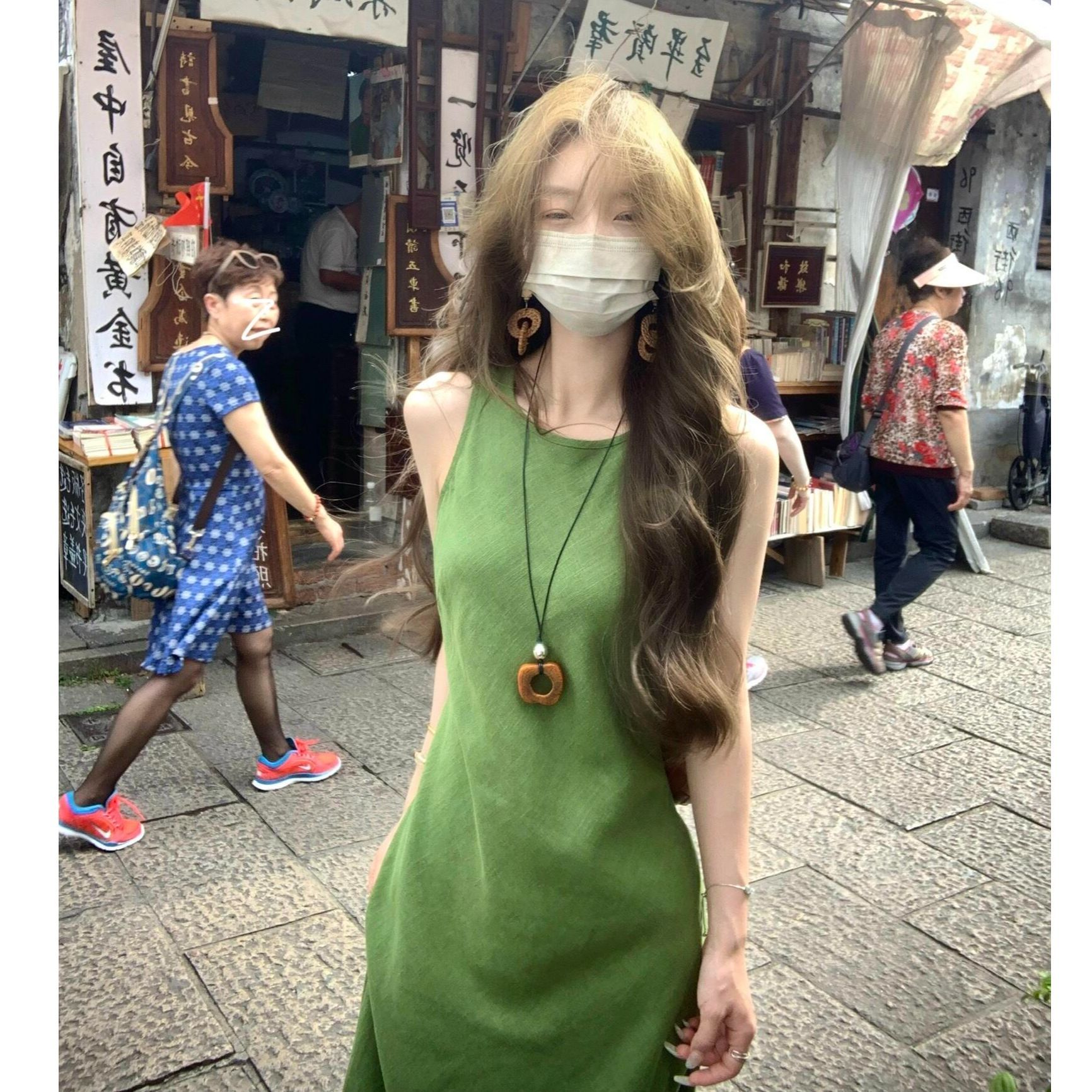 綠色連衣裙女2025夏新款高級感氣質超好看修身高個子無袖背心裙
