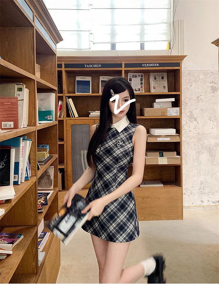 色織格帶胸針無袖連衣裙子女收腰氣質設計感純欲風polo領短裙夏季