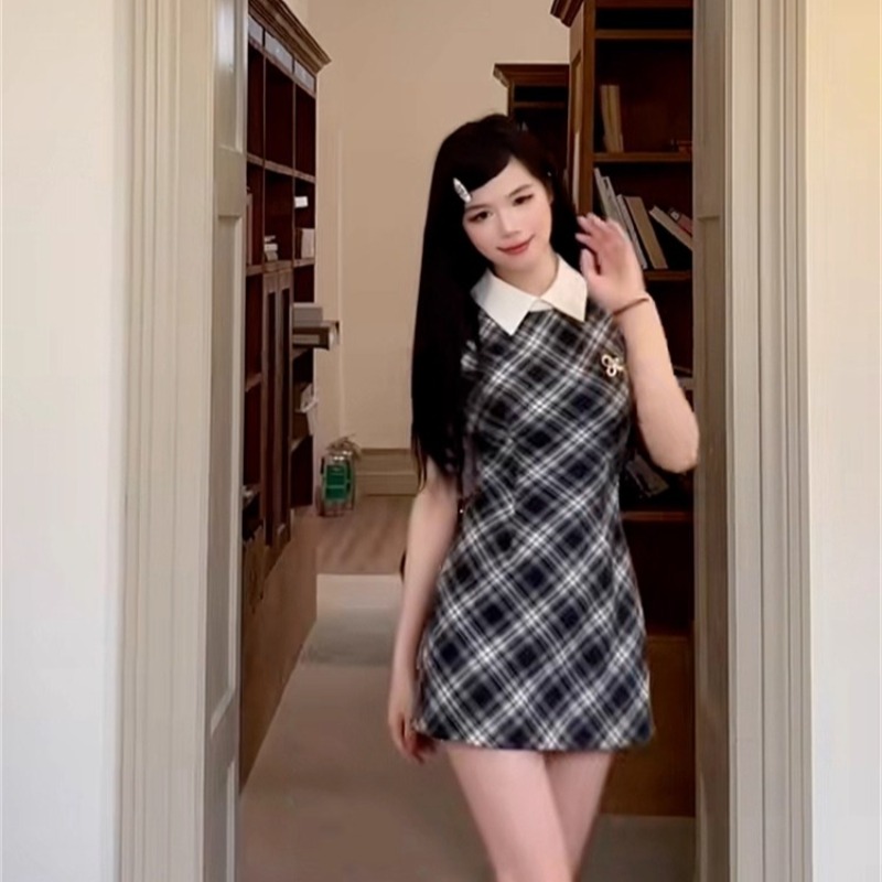 色織格帶胸針無袖連衣裙子女收腰氣質設計感純欲風polo領短裙夏季