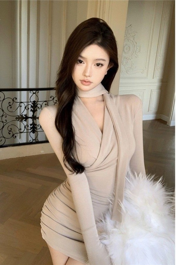 純欲性感綁帶設計感交叉V領長袖連衣裙女秋冬新款收腰包臀短裙女