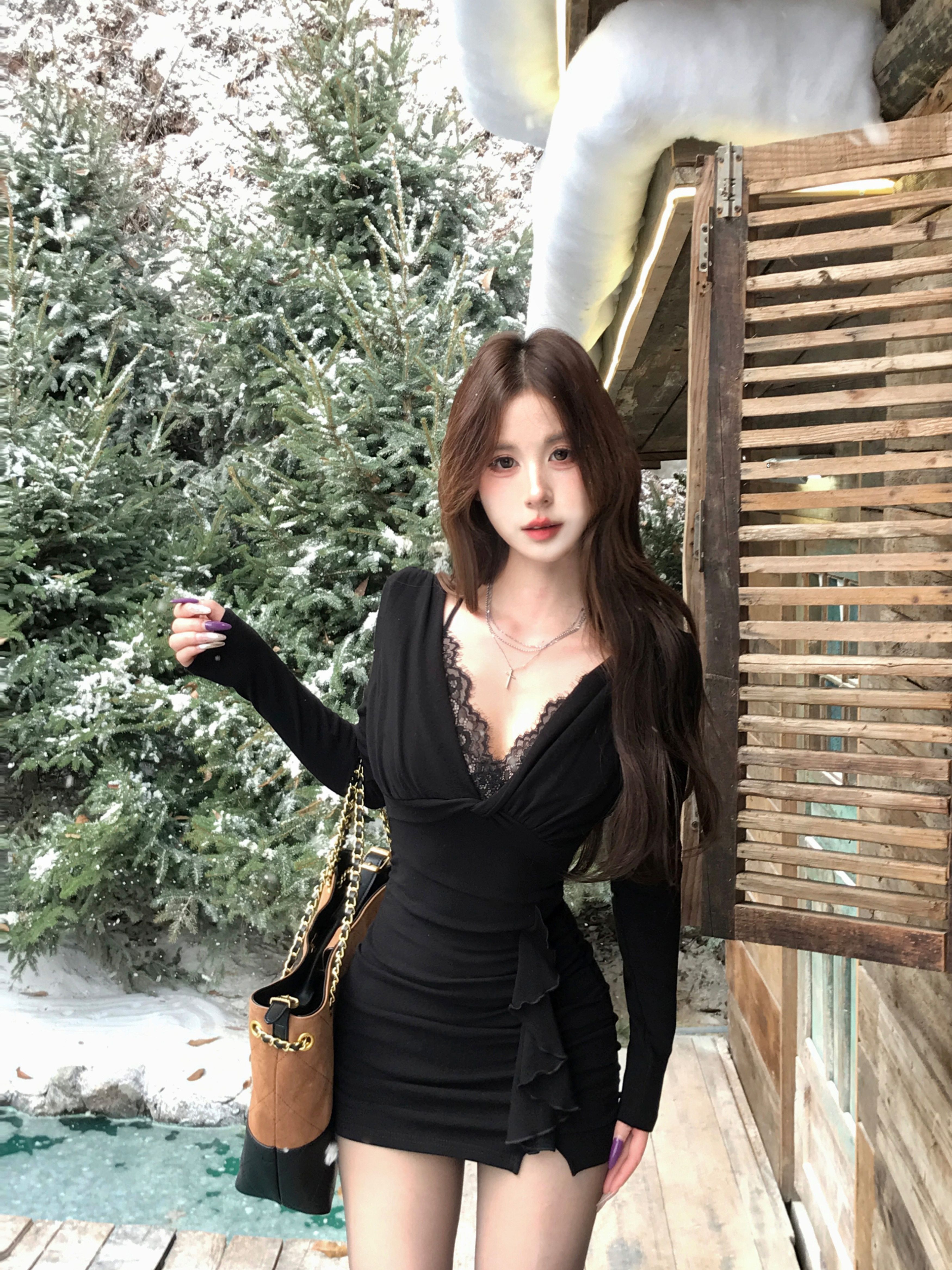 隨心裁純欲辣妹針織V領蕾絲拼接連衣裙女秋冬荷葉邊黑裙子