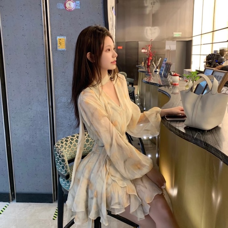 高品質法式碎花v領泡泡袖雪紡連衣裙女新款收腰不規則飄帶短裙