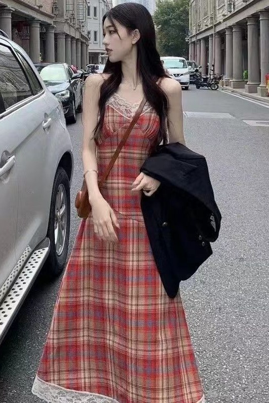 有內里度假風法式格子裙2026新款洋氣設計感拼接蕾絲邊吊帶長裙