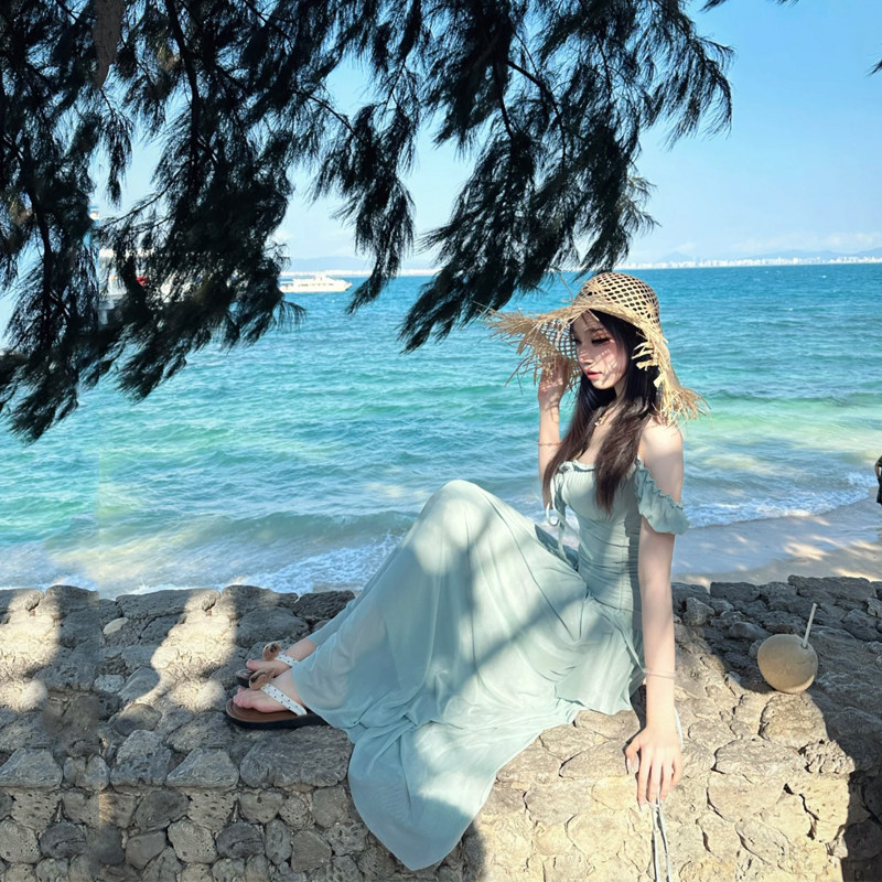 法式超仙方領一字肩連衣裙女夏季新款收腰顯瘦海邊度假風沙灘長裙