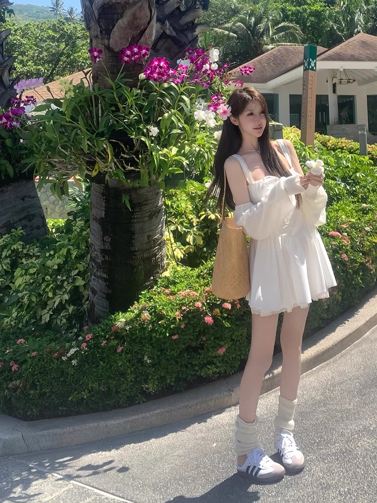 白水女春日小白裙白色吊帶連衣裙女新款收腰顯瘦度假初戀短裙