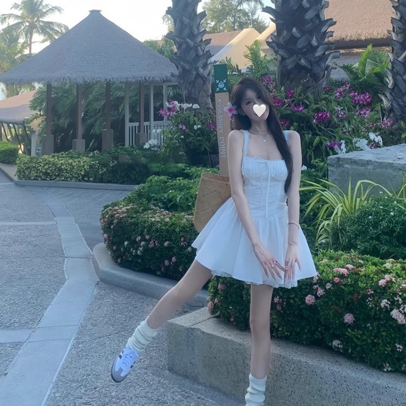 白水女春日小白裙白色吊帶連衣裙女新款收腰顯瘦度假初戀短裙