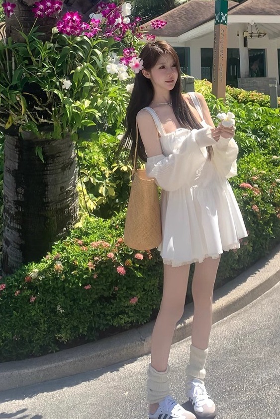白水女春日小白裙白色吊帶連衣裙女新款收腰顯瘦度假初戀短裙