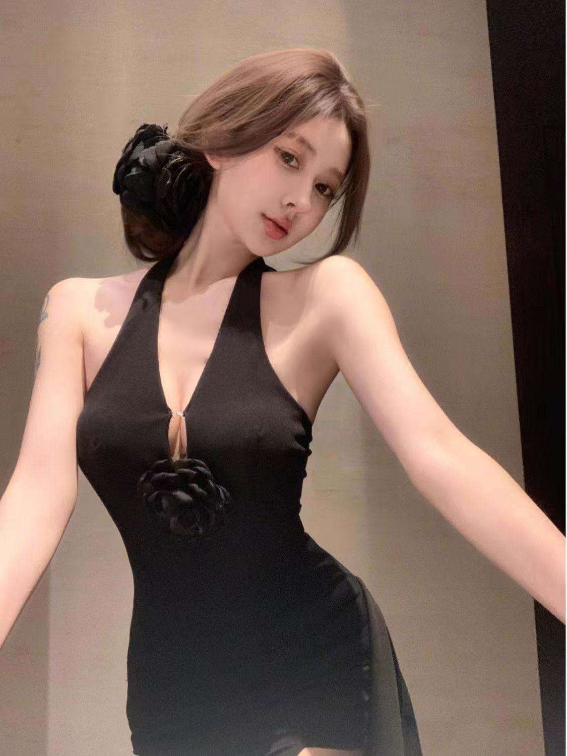 法式辣妹氣質掛脖紅色掛脖連衣裙女夏季別致立體花朵開叉禮服長裙