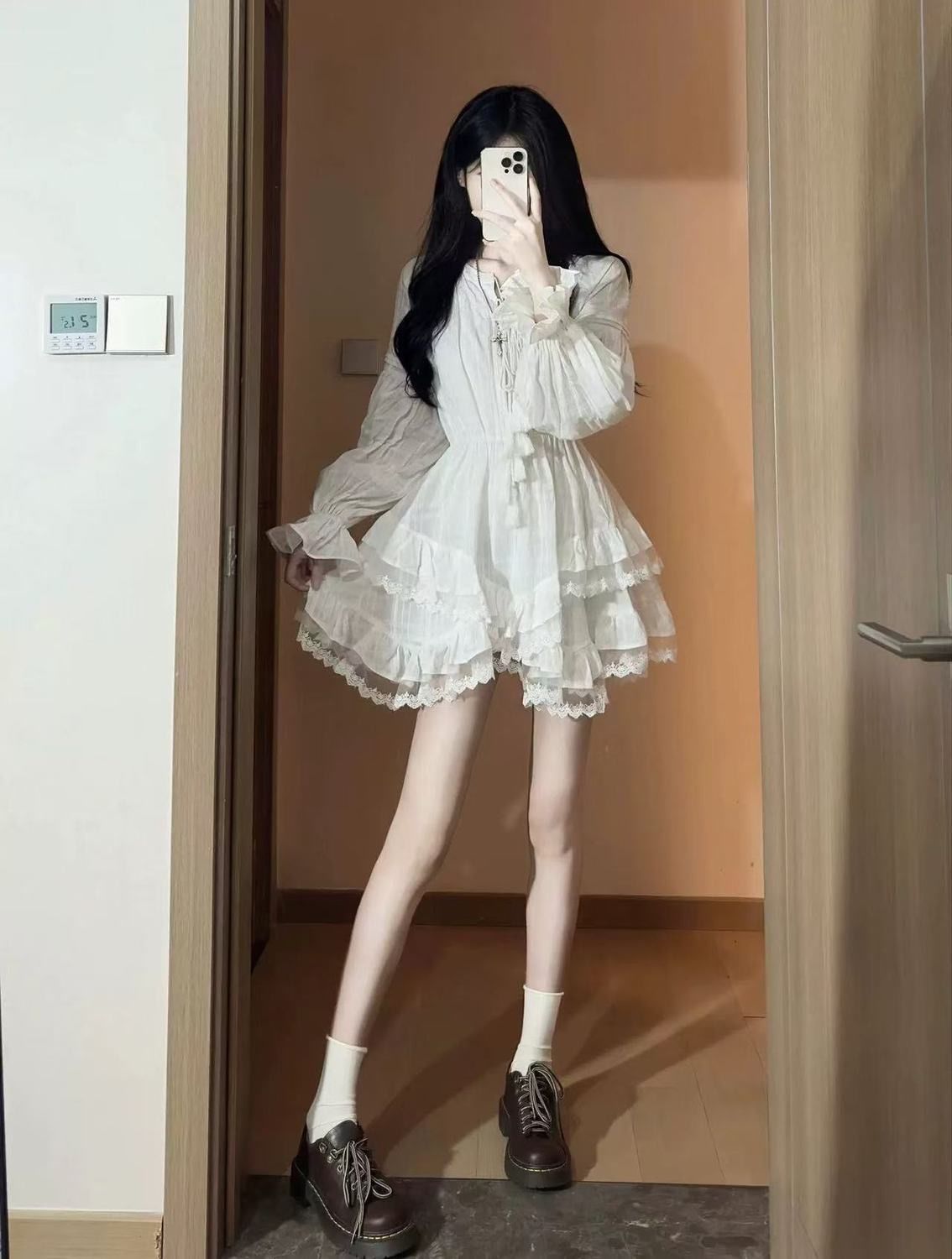 白色超仙收腰顯瘦長袖連衣裙女春秋季蓬蓬蛋糕裙氣質甜美小白裙子