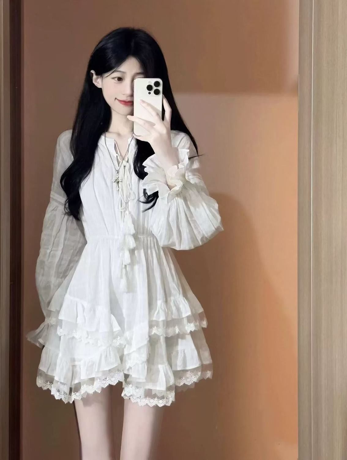白色超仙收腰顯瘦長袖連衣裙女春秋季蓬蓬蛋糕裙氣質甜美小白裙子