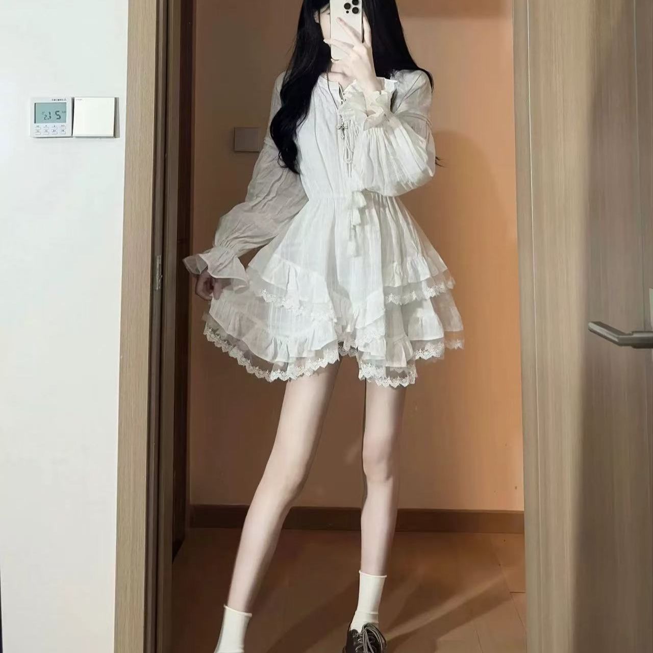 白色超仙收腰顯瘦長袖連衣裙女春秋季蓬蓬蛋糕裙氣質甜美小白裙子
