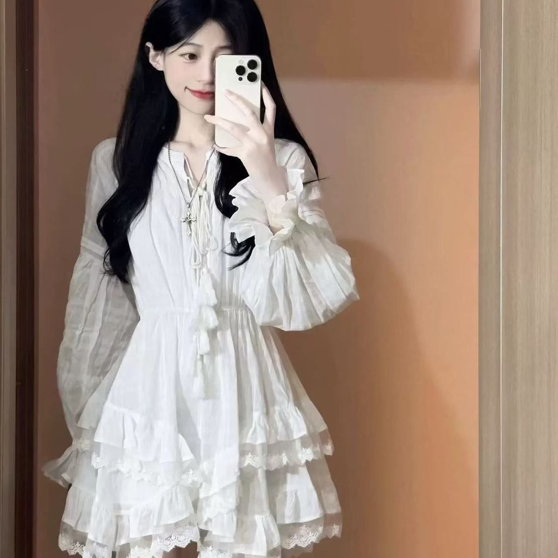 白色超仙收腰顯瘦長袖連衣裙女春秋季蓬蓬蛋糕裙氣質甜美小白裙子