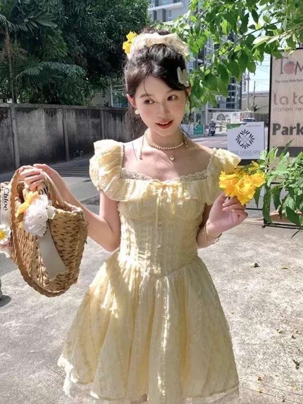 高質量藝術生奶呼呼短裙純欲風蕾絲黃色方領泡泡袖蓬蓬連衣裙