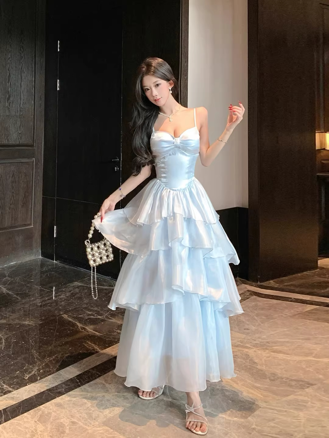 法式藍色光澤感吊帶蛋糕連衣裙女生日禮服裙收腰顯瘦海邊度假長裙