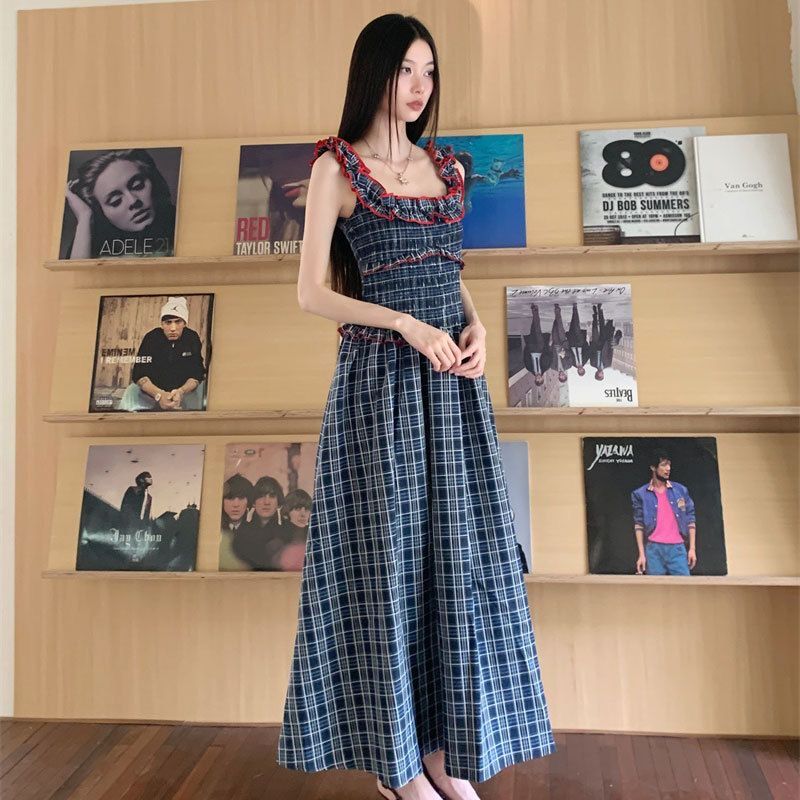 韓系學院風氣質收腰木耳邊格紋吊帶裙女時尚夏新款方口領過膝長裙