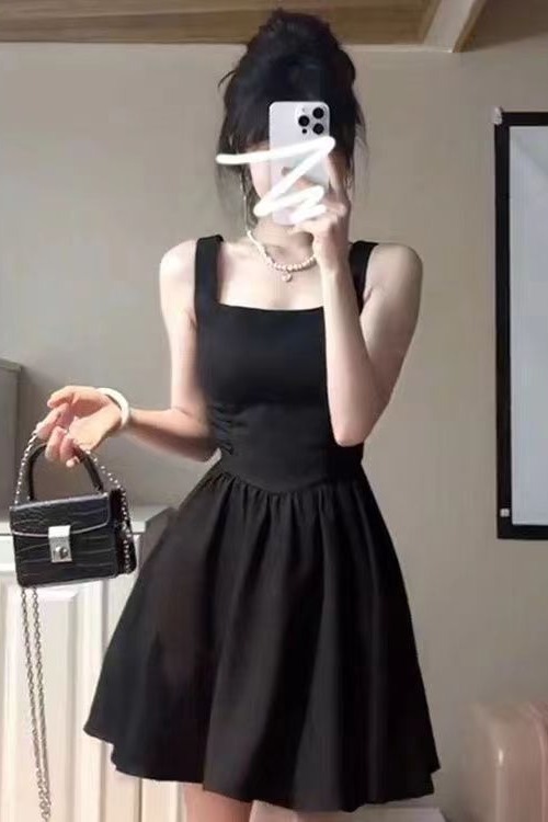 法式高級感赫本風黑色吊帶連衣裙子女夏季2026新款小個子氣質短裙