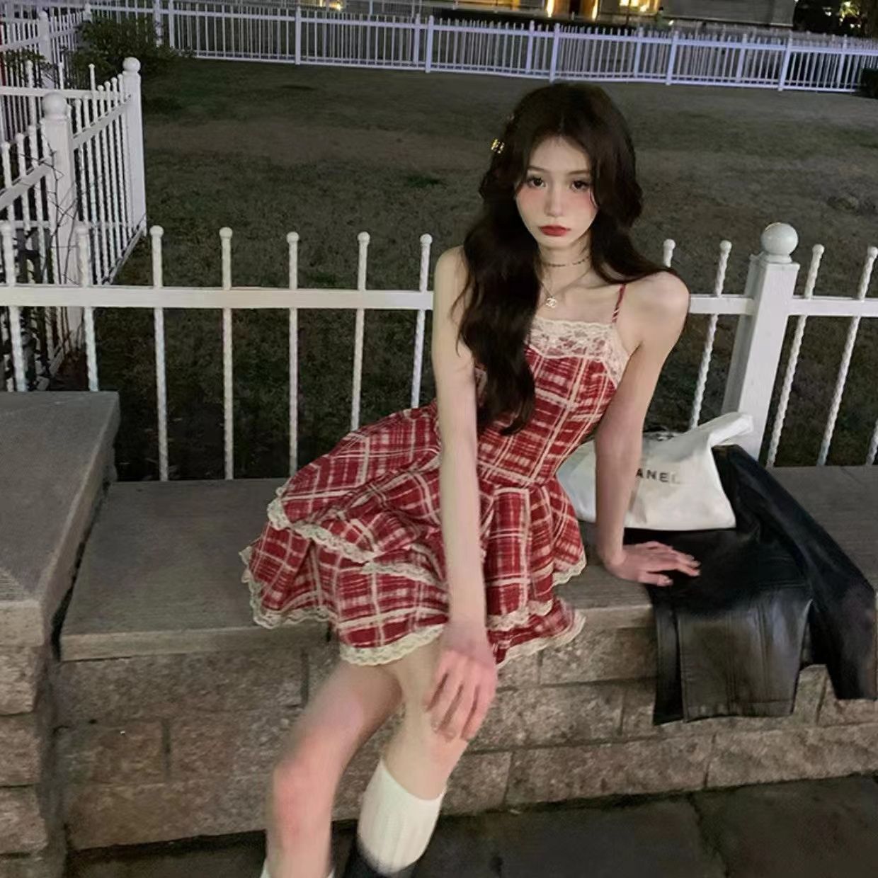 法式小眾復古紅色格子裙夏季2026新款度假風絕美減齡吊帶連衣裙