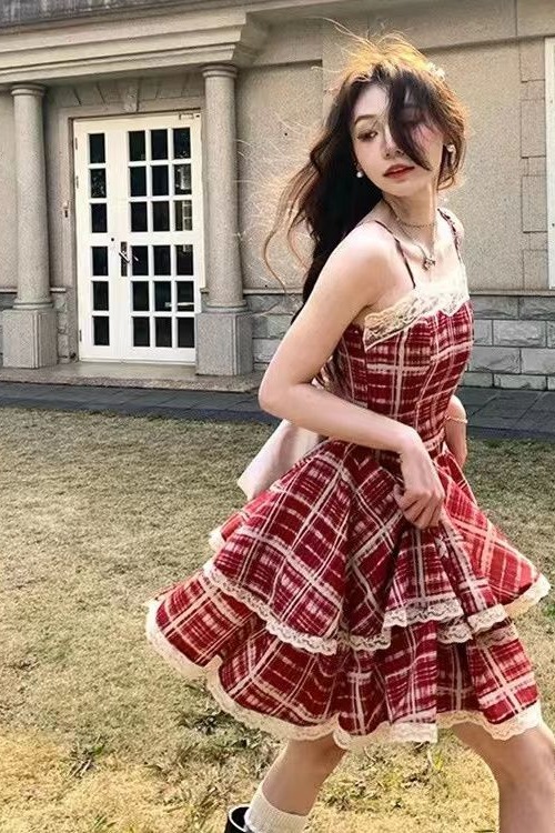 法式小眾復古紅色格子裙夏季2026新款度假風絕美減齡吊帶連衣裙