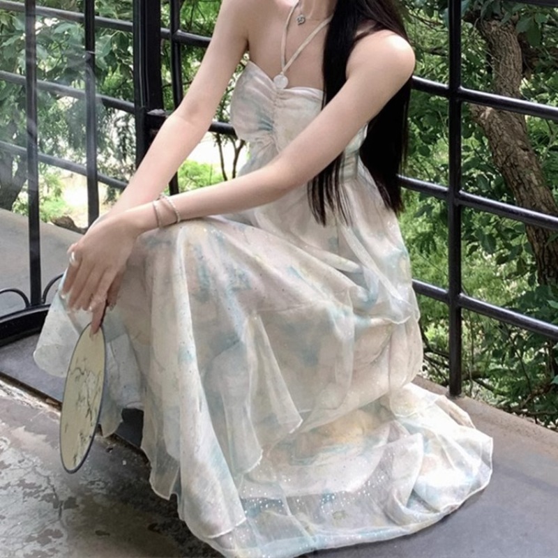 茶歇在逃公主長裙女2026夏純欲風掛脖海邊度假絕美碎花吊帶連衣裙
