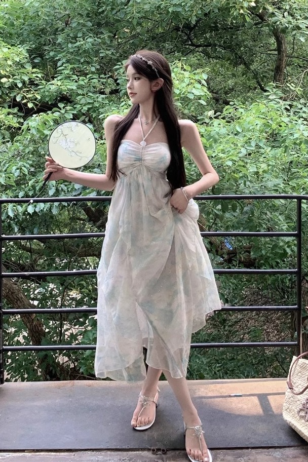 茶歇在逃公主長裙女2026夏純欲風掛脖海邊度假絕美碎花吊帶連衣裙