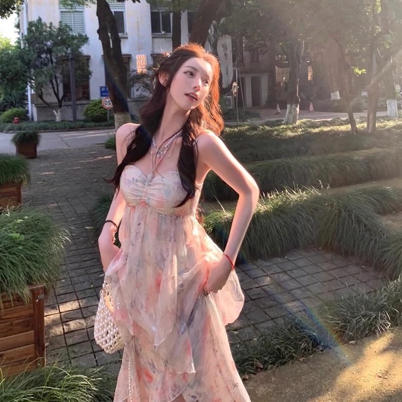 茶歇在逃公主長裙女2026夏純欲風掛脖海邊度假絕美碎花吊帶連衣裙