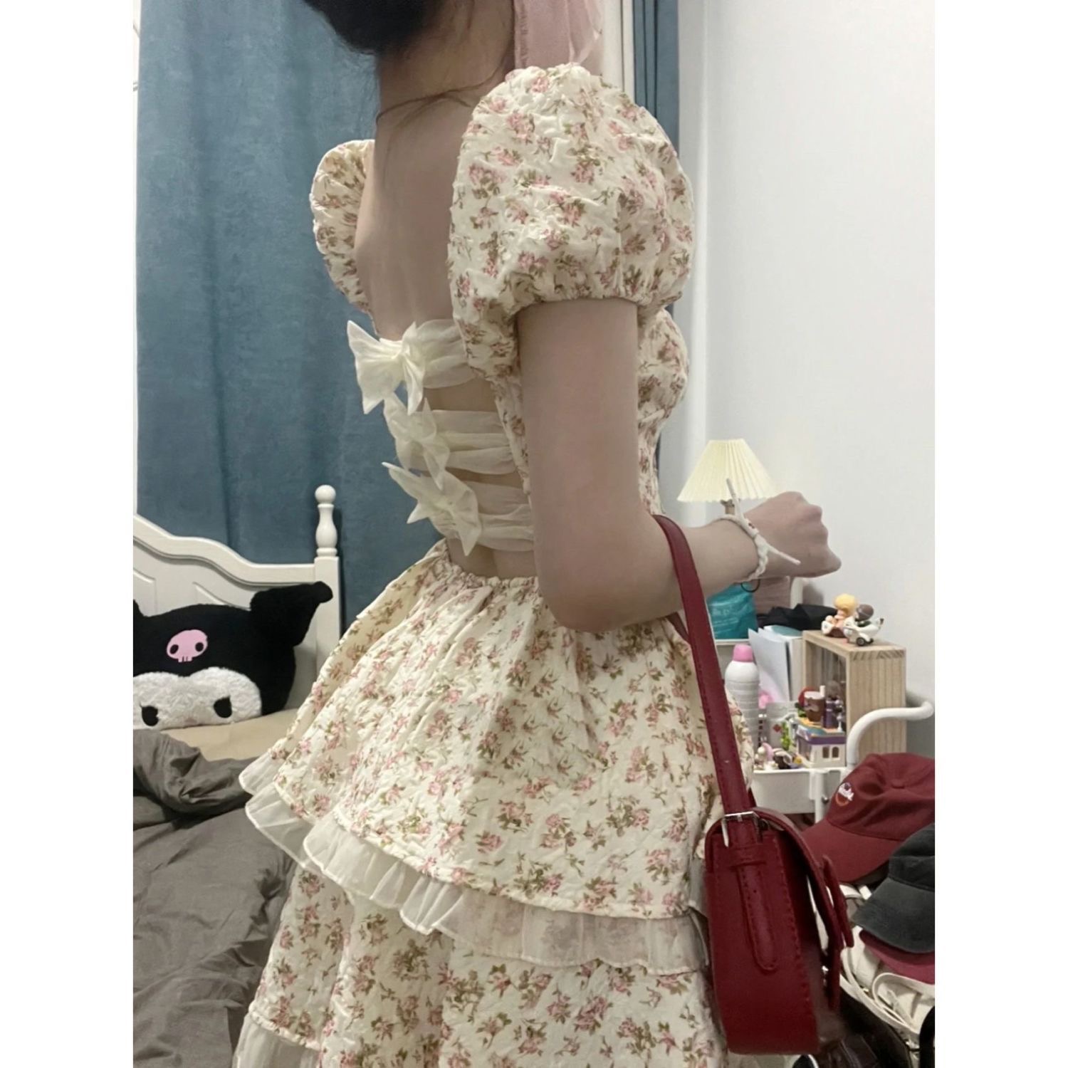 貓系少女純欲風背后鏤空高級感蝴蝶結碎花連衣裙2026夏季新款短裙