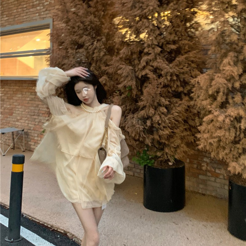法式杏色珍珠掛脖露肩純欲連衣裙女2025夏性感甜美長袖雪紡連衣裙