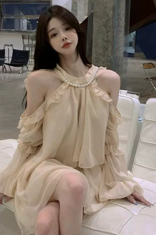 法式杏色珍珠掛脖露肩純欲連衣裙女2025夏性感甜美長袖雪紡連衣裙