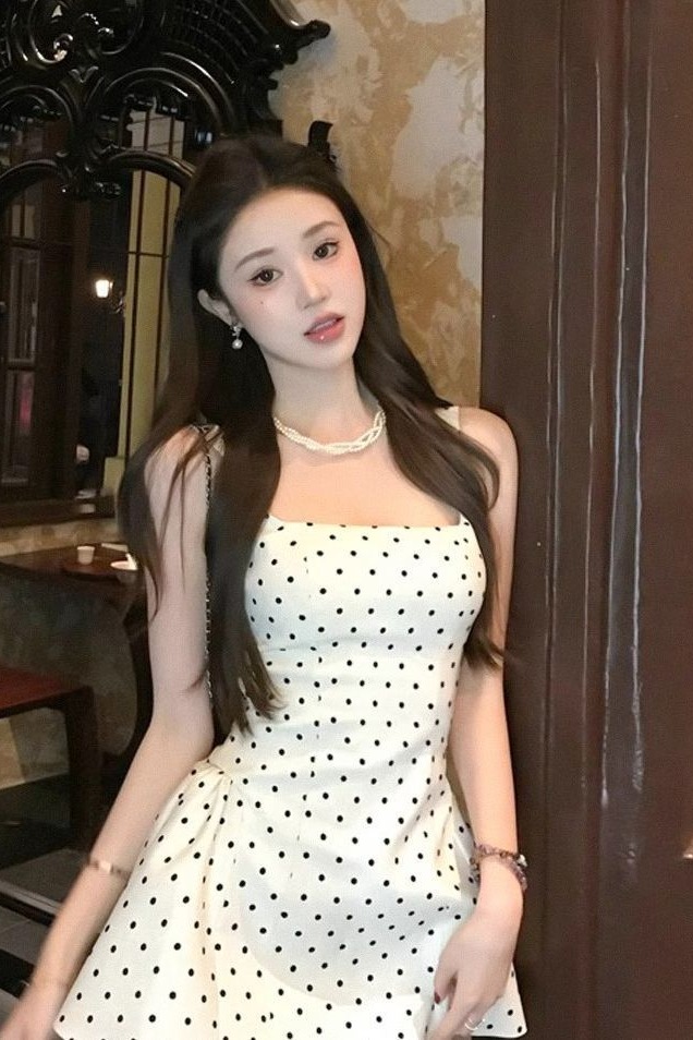 甜辣風露背設計波點吊帶連衣裙女夏季新款法式氣質收腰蓬蓬短裙子