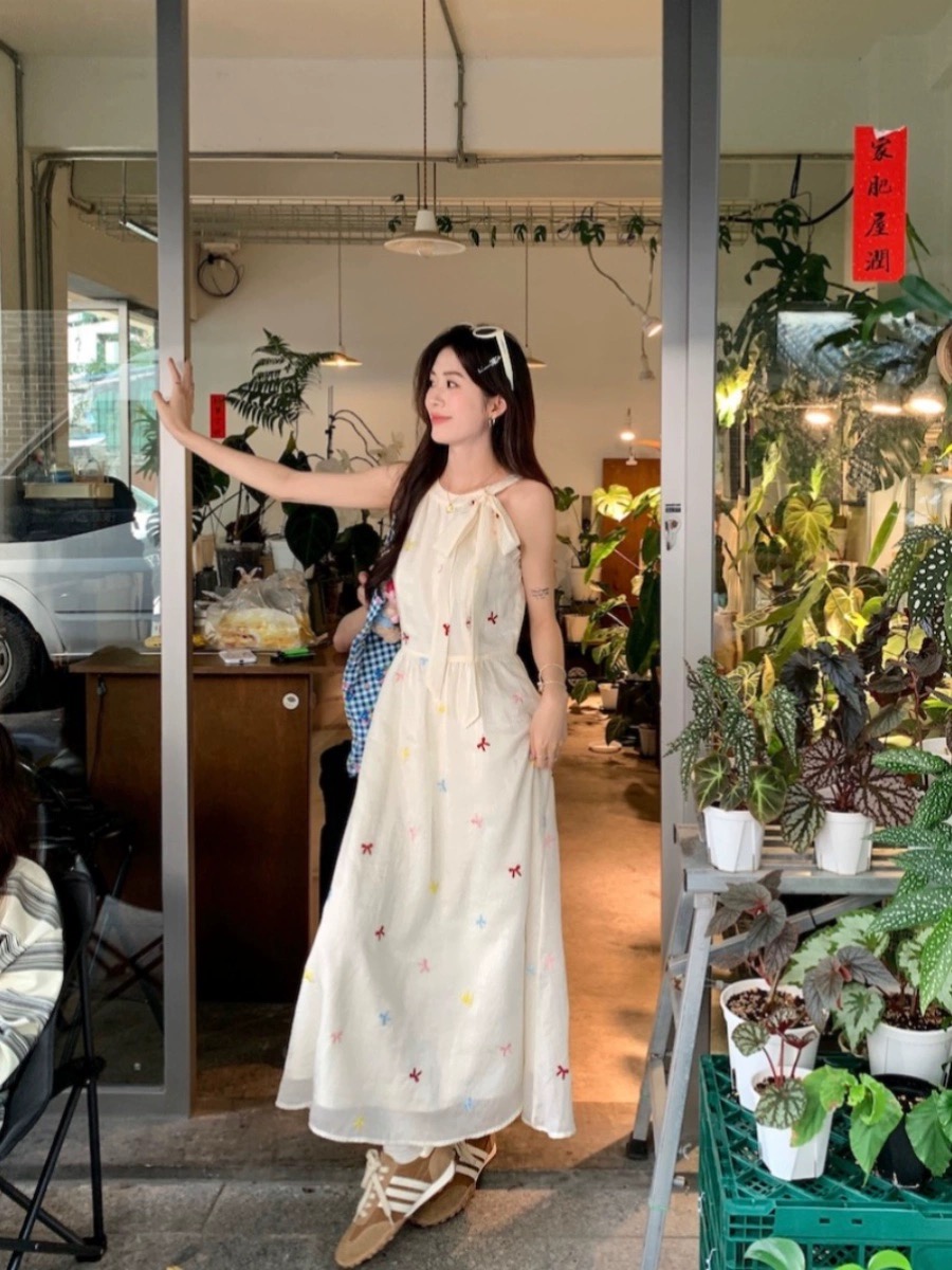 蝴蝶結甜美溫柔露肩無袖連衣裙2026夏季新款收腰顯瘦氣質百搭長裙