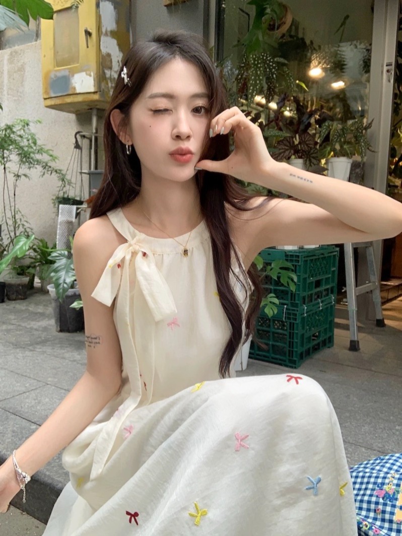 蝴蝶結甜美溫柔露肩無袖連衣裙2026夏季新款收腰顯瘦氣質百搭長裙