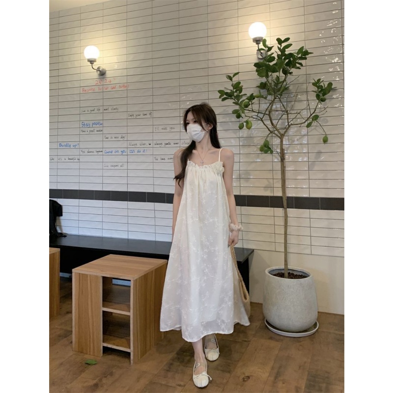 刺繡提花純色吊帶連衣裙女夏季法式氣質海邊度假系帶收腰顯瘦長裙