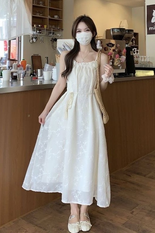 刺繡提花純色吊帶連衣裙女夏季法式氣質海邊度假系帶收腰顯瘦長裙