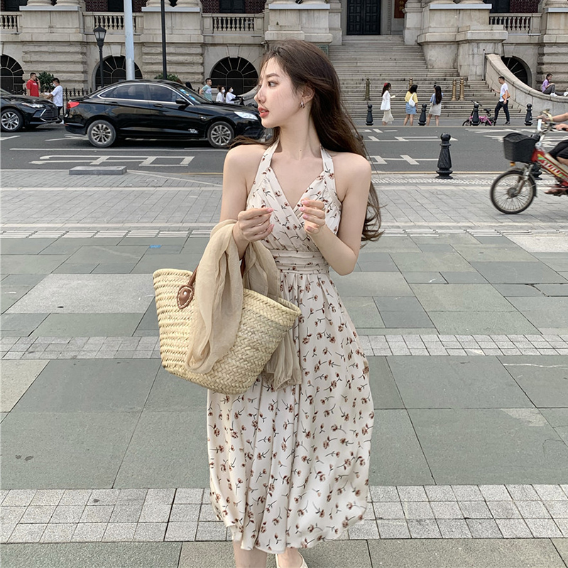 法式桔梗碎花掛脖連衣裙女夏季新款高級感氣質收腰吊帶長裙