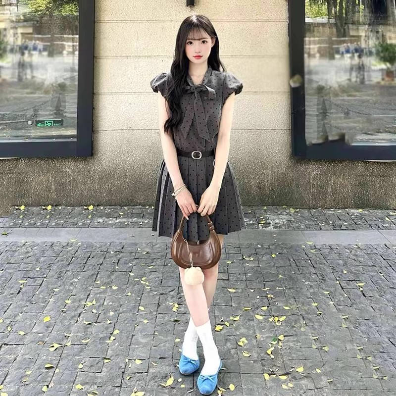 韓系氛圍感穿搭灰色波點連衣裙溫柔甜美風氣質收腰a字短裙女夏季