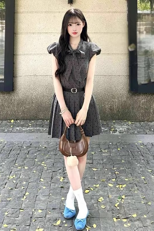 韓系氛圍感穿搭灰色波點連衣裙溫柔甜美風氣質收腰a字短裙女夏季