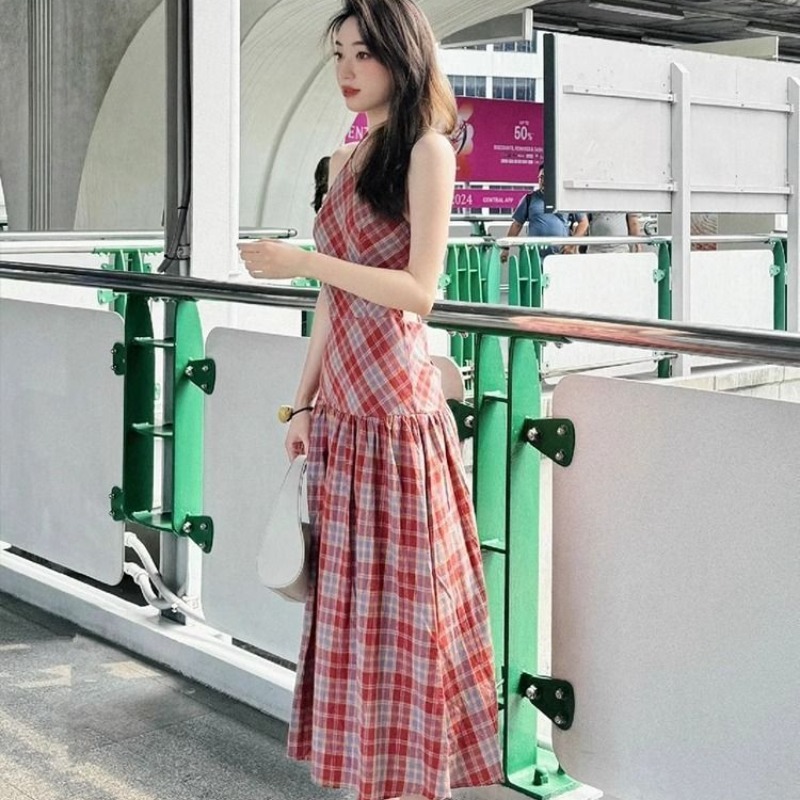 度假風連衣裙夏季法式多巴胺甜美格紋露背吊帶長裙子小眾收腰顯瘦