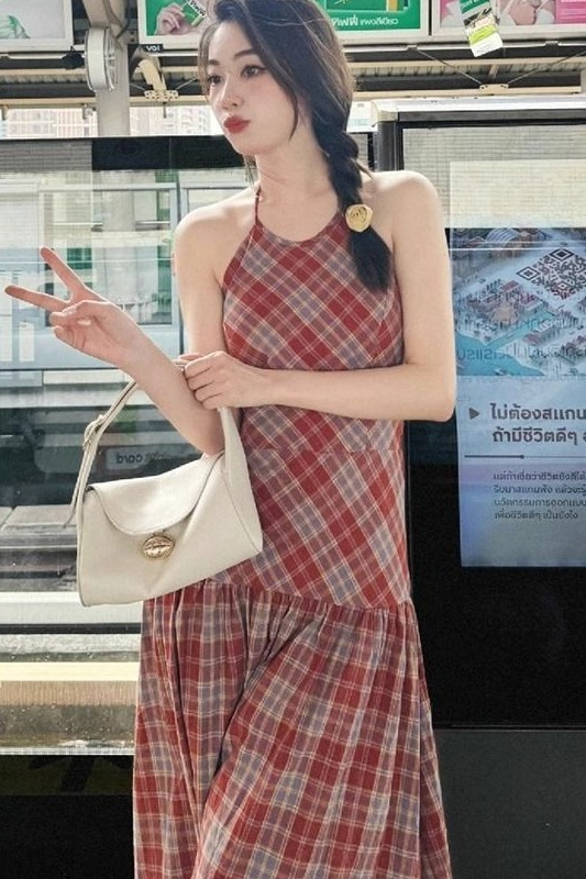 度假風連衣裙夏季法式多巴胺甜美格紋露背吊帶長裙子小眾收腰顯瘦