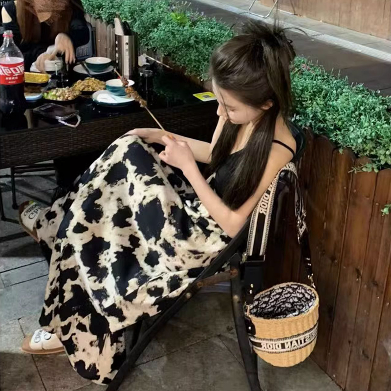 設計感撞色印花吊帶連衣裙女夏季氣質顯瘦休閑度假赫本風V領長裙