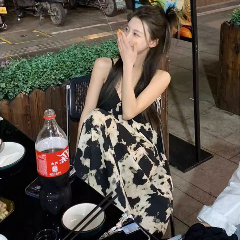 設計感撞色印花吊帶連衣裙女夏季氣質顯瘦休閑度假赫本風V領長裙