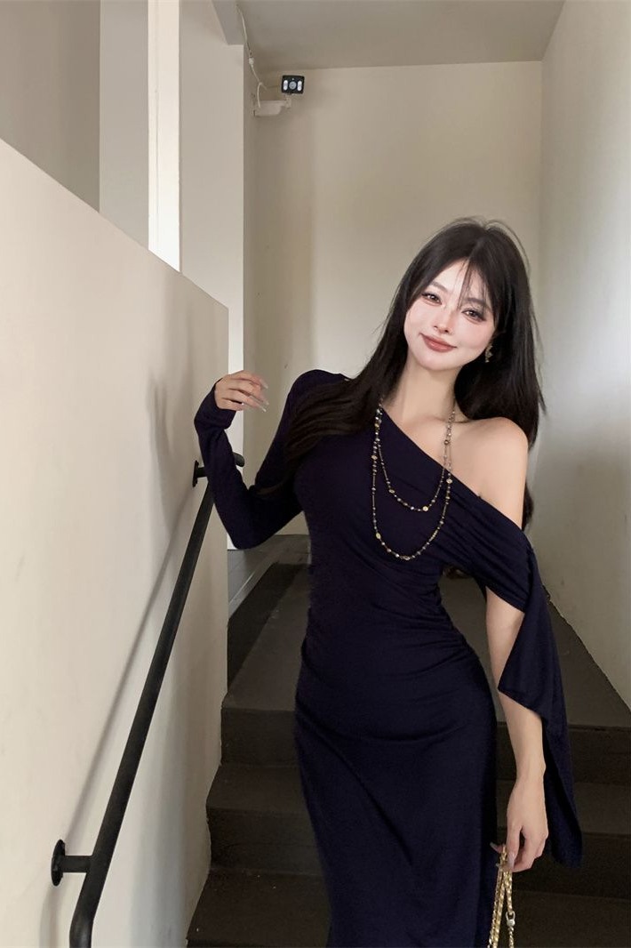 法式高級性感斜肩長袖連衣裙女春夏修身顯瘦氣質不規則包臀長裙子