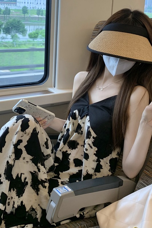 設計感撞色印花吊帶連衣裙女夏季氣質顯瘦休閑度假赫本風V領長裙