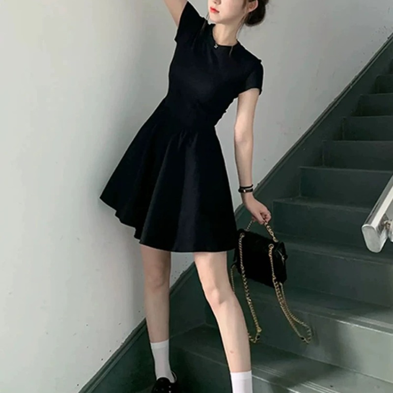 法式赫本風氣質黑色連衣裙子女夏季2026新款小個子收腰顯瘦小黑裙