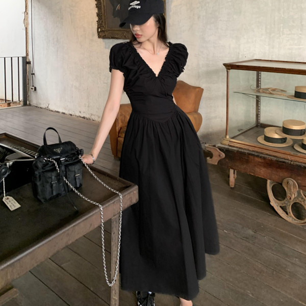 2026法式收腰連衣裙女顯瘦新款設計感露背黑色v領泡泡袖長裙子