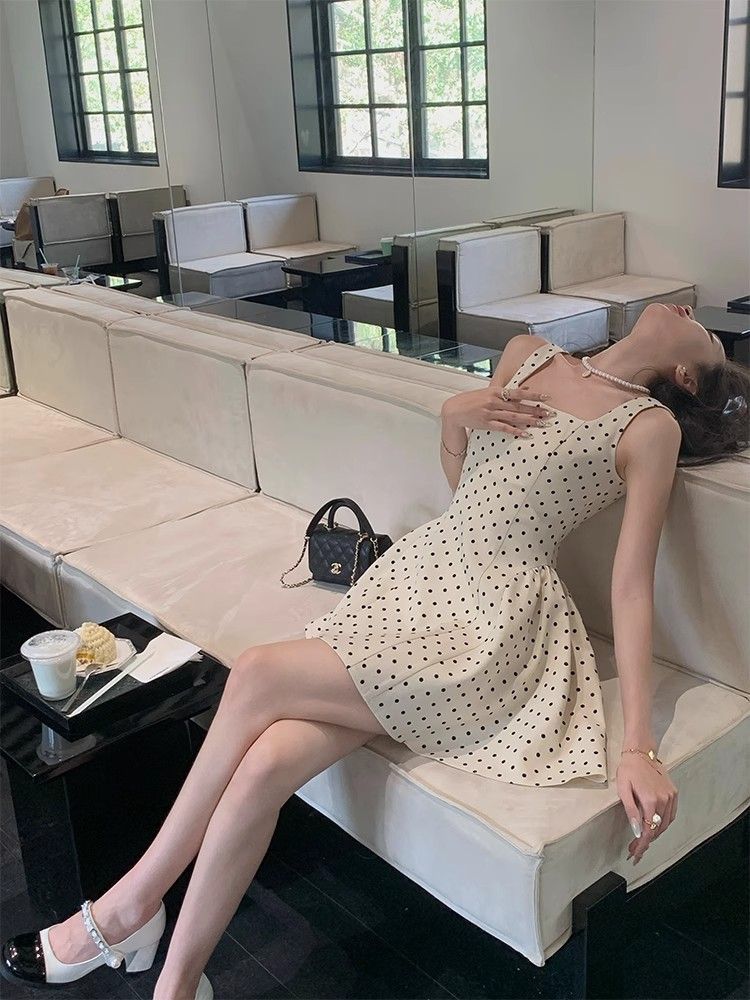 法式方領波點吊帶連衣裙女2026巨好看夏季氣質收腰顯瘦蓬蓬短裙