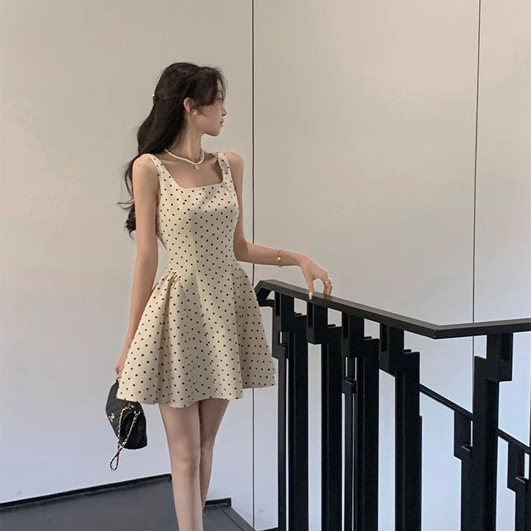 法式方領波點吊帶連衣裙女2026巨好看夏季氣質收腰顯瘦蓬蓬短裙