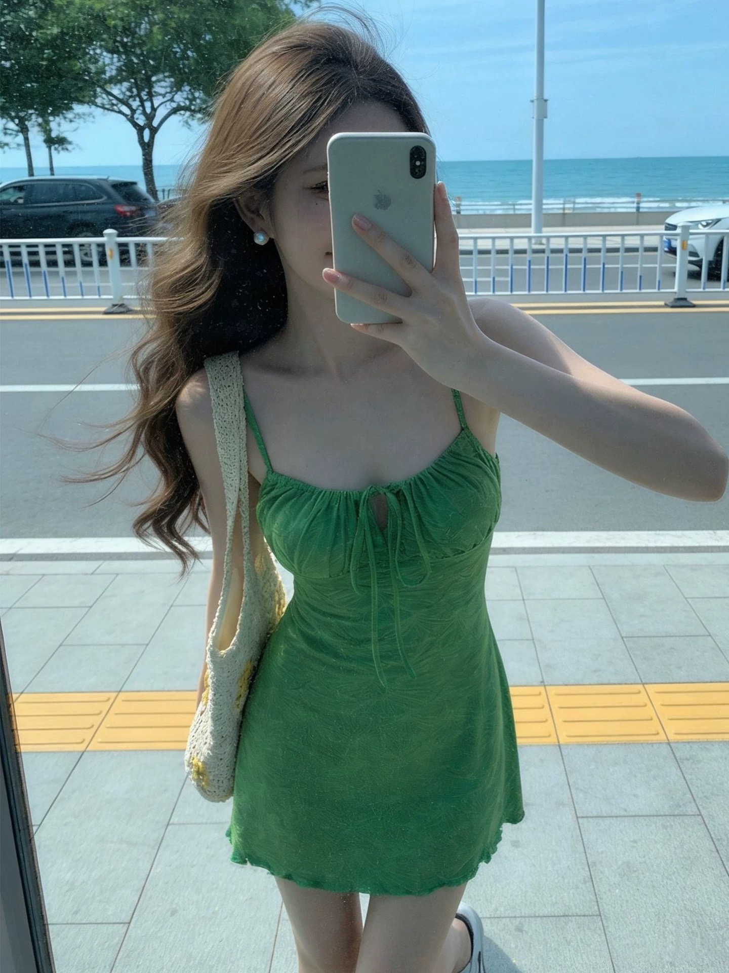 綠色吊帶連衣裙女春夏穿搭2026新款海邊度假肌理感抹胸A字短裙子